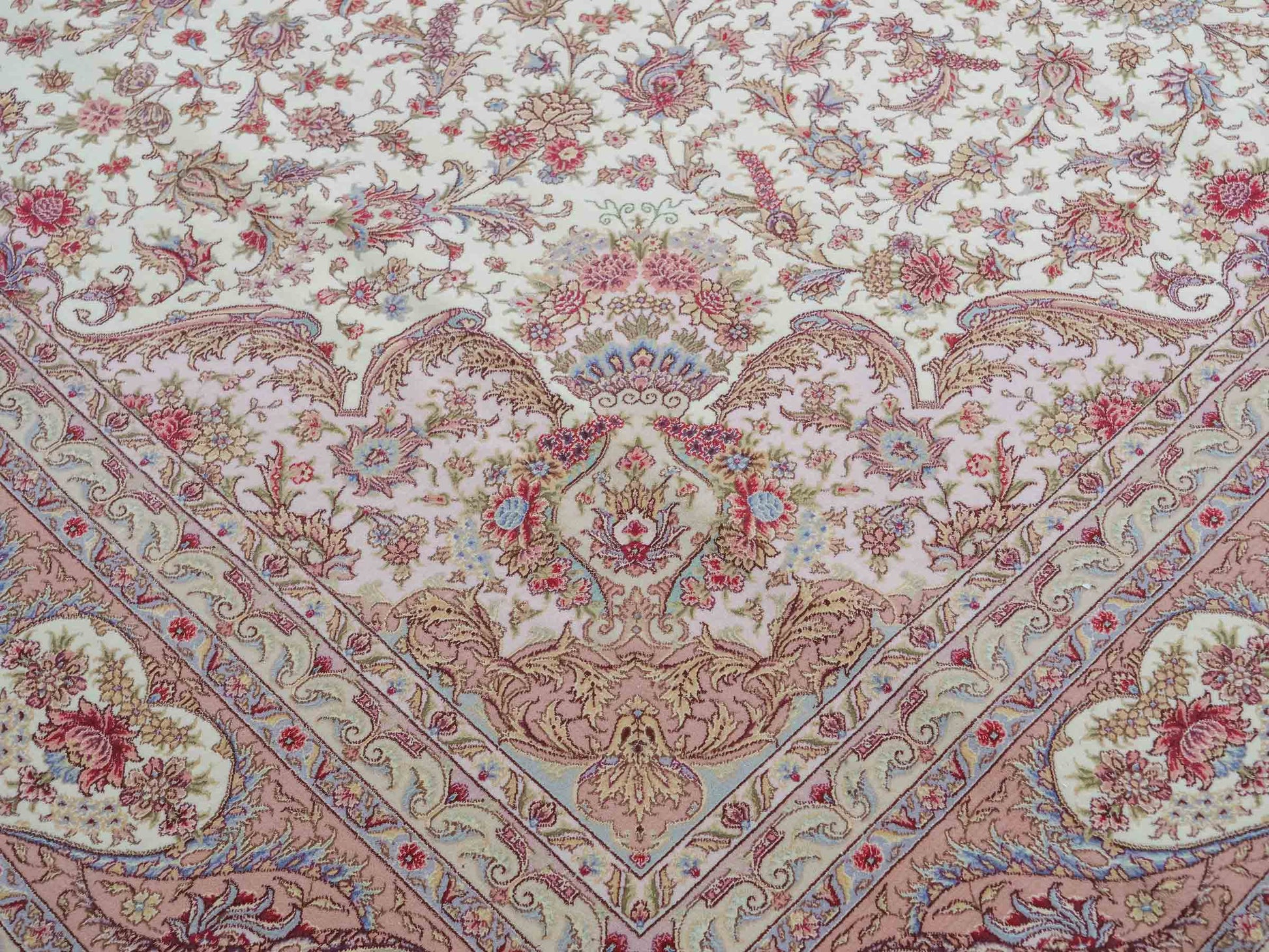 Sehr feiner, handgeknüpfter Khademi Orientteppich mit Täbriz Design aus Wolle mit Seide, creme, rosa. 315x252 cm. Vertrieb durch Jupiter Intl.