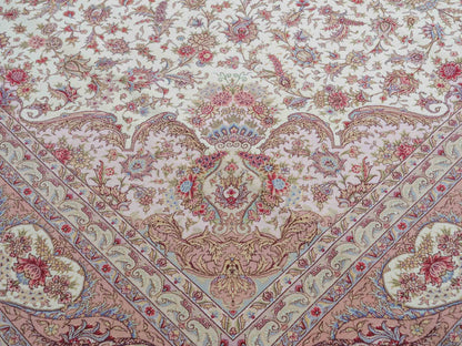 Sehr feiner, handgeknüpfter Khademi Orientteppich mit Täbriz Design aus Wolle mit Seide, creme, rosa. 315x252 cm. Vertrieb durch Jupiter Intl.