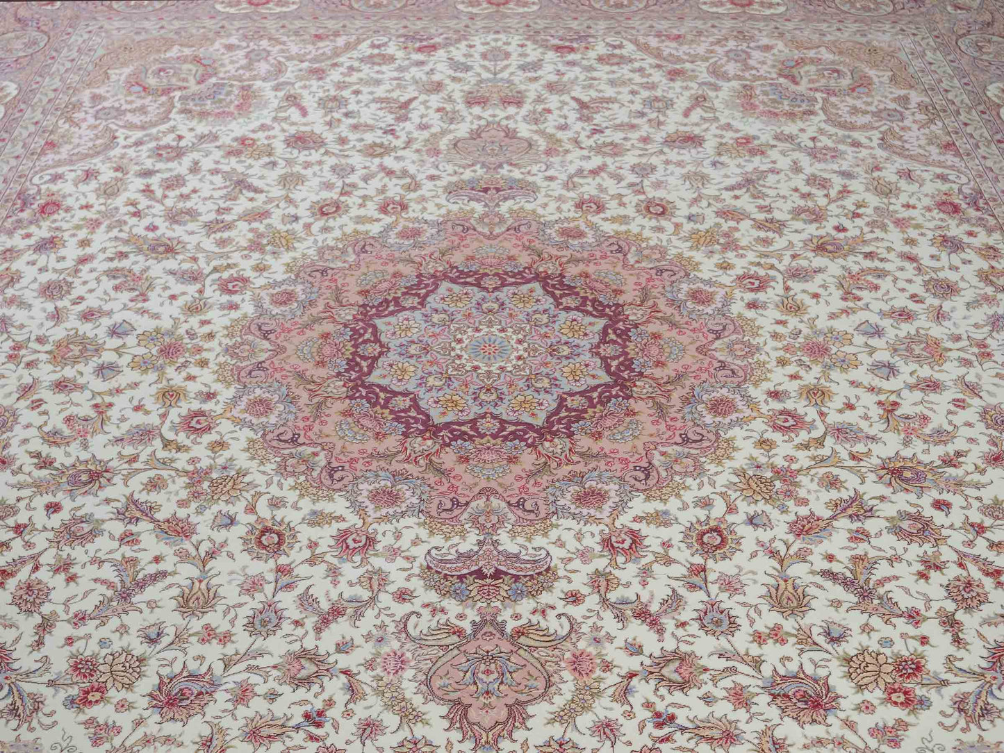 Sehr feiner, handgeknüpfter Khademi Orientteppich mit Täbriz Design aus Wolle mit Seide, creme, rosa. 315x252 cm. Vertrieb durch Jupiter Intl.