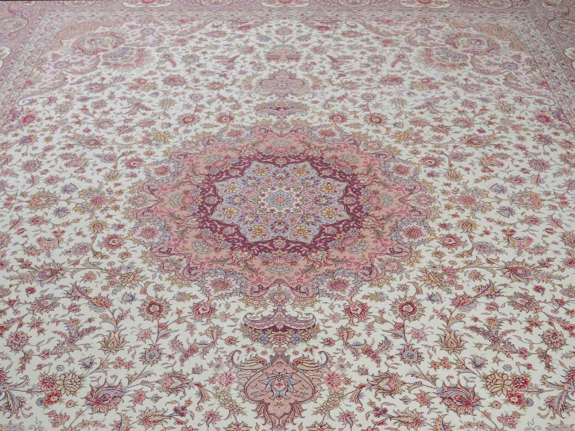 Sehr feiner, handgeknüpfter Khademi Orientteppich mit Täbriz Design aus Wolle mit Seide, creme, rosa. 315x252 cm. Vertrieb durch Jupiter Intl.
