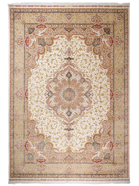 Sehr feiner, handgeknüpfter Khademi Orientteppich mit Täbriz Design aus Wolle mit Seide, creme, gold. 354x258 cm. Vertrieb durch Jupiter Intl.