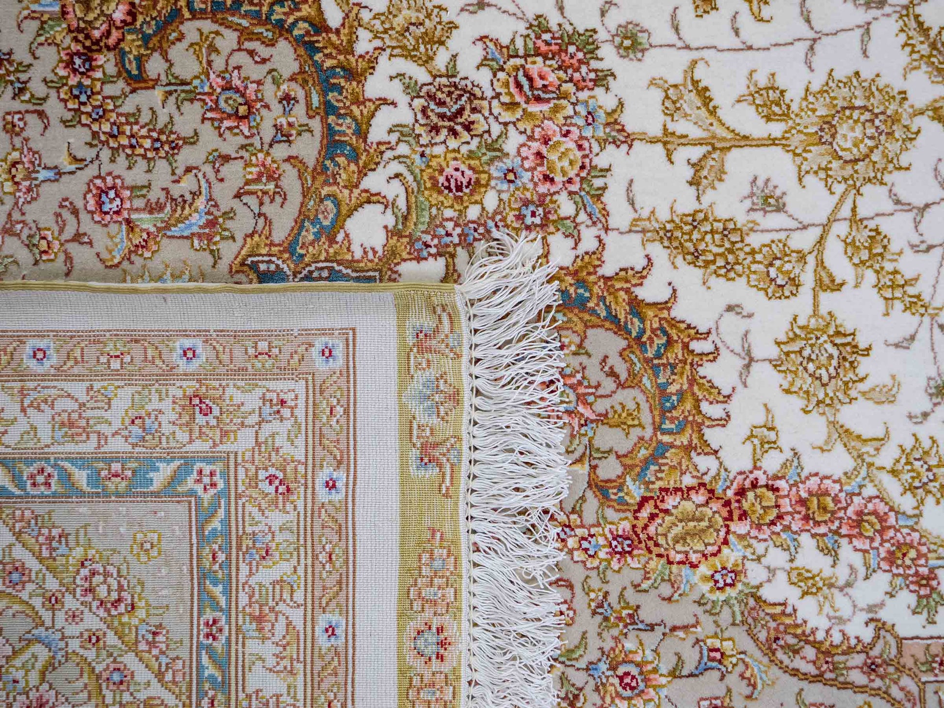 Sehr feiner, handgeknüpfter Khademi Orientteppich mit Täbriz Design aus Wolle mit Seide, creme, gold. 354x258 cm. Vertrieb durch Jupiter Intl.