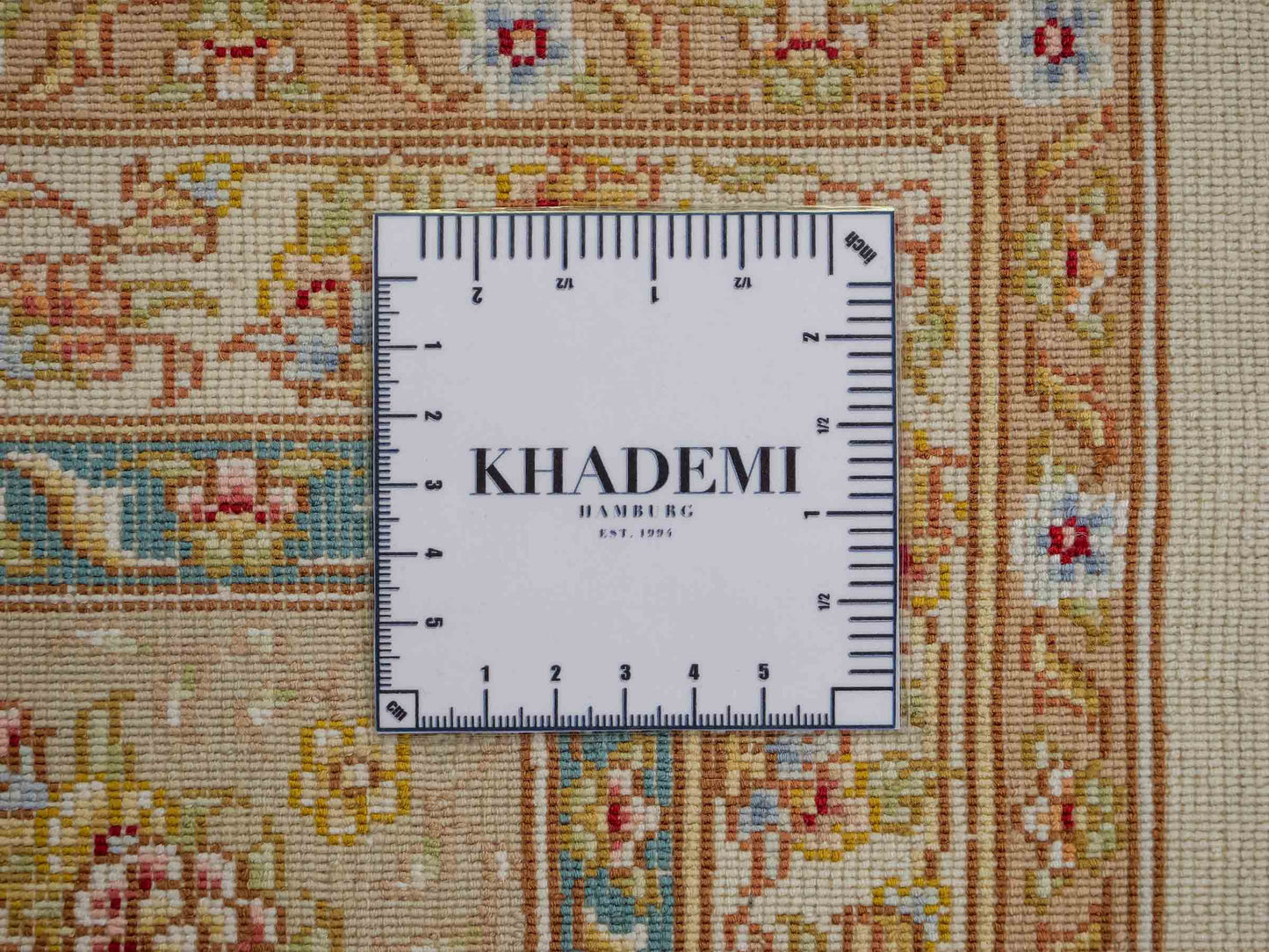Sehr feiner, handgeknüpfter Khademi Orientteppich mit Täbriz Design aus Wolle mit Seide, creme, gold. 354x258 cm. Vertrieb durch Jupiter Intl.