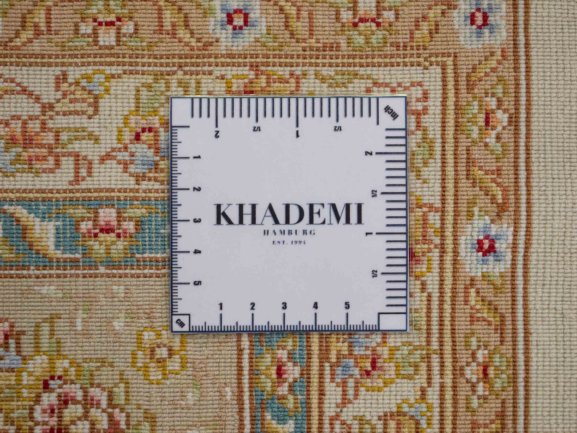 Sehr feiner, handgeknüpfter Khademi Orientteppich mit Täbriz Design aus Wolle mit Seide, creme, gold. 354x258 cm. Vertrieb durch Jupiter Intl.