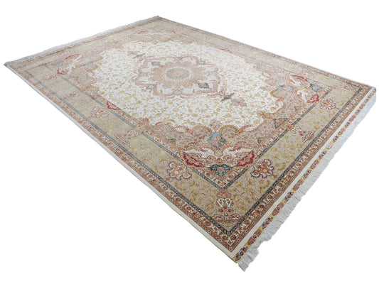 Sehr feiner, handgeknüpfter Khademi Orientteppich mit Täbriz Design aus Wolle mit Seide, creme, gold. 354x258 cm. Vertrieb durch Jupiter Intl.