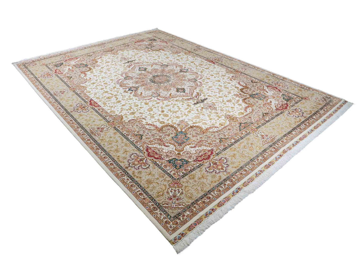 Sehr feiner, handgeknüpfter Khademi Orientteppich mit Täbriz Design aus Wolle mit Seide, creme, gold. 354x258 cm. Vertrieb durch Jupiter Intl.