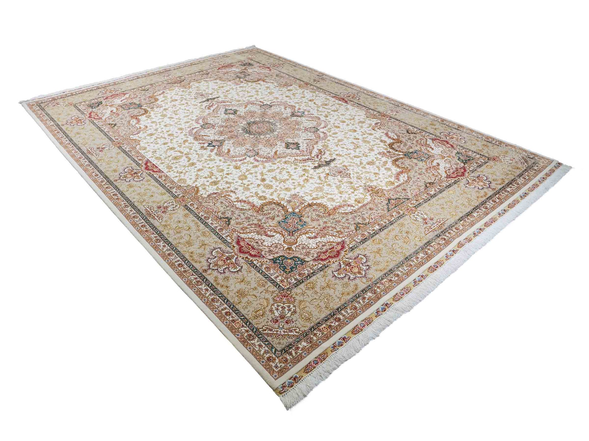 Sehr feiner, handgeknüpfter Khademi Orientteppich mit Täbriz Design aus Wolle mit Seide, creme, gold. 354x258 cm. Vertrieb durch Jupiter Intl.