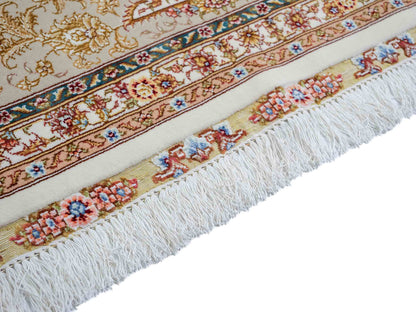 Sehr feiner, handgeknüpfter Khademi Orientteppich mit Täbriz Design aus Wolle mit Seide, creme, gold. 354x258 cm. Vertrieb durch Jupiter Intl.