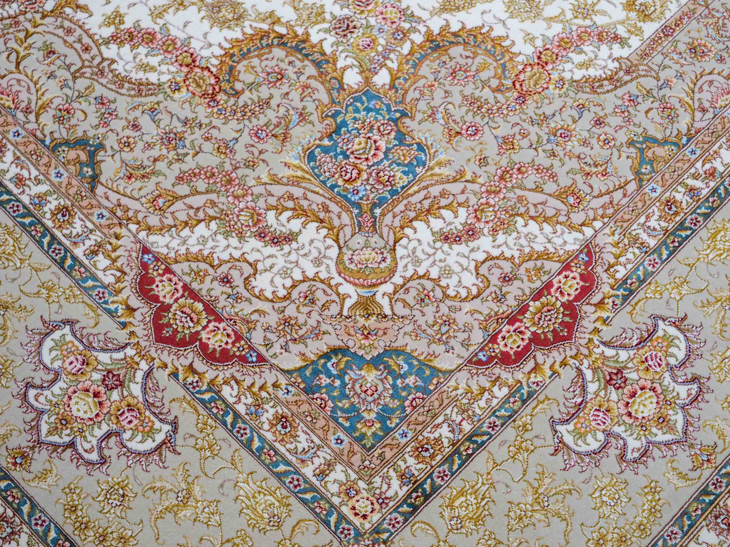 Sehr feiner, handgeknüpfter Khademi Orientteppich mit Täbriz Design aus Wolle mit Seide, creme, gold. 354x258 cm. Vertrieb durch Jupiter Intl.