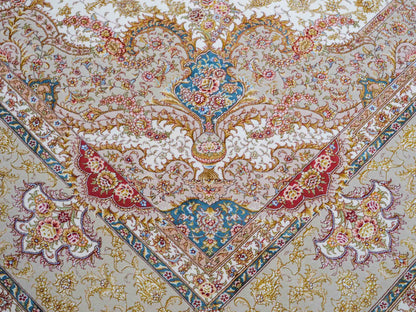 Sehr feiner, handgeknüpfter Khademi Orientteppich mit Täbriz Design aus Wolle mit Seide, creme, gold. 354x258 cm. Vertrieb durch Jupiter Intl.