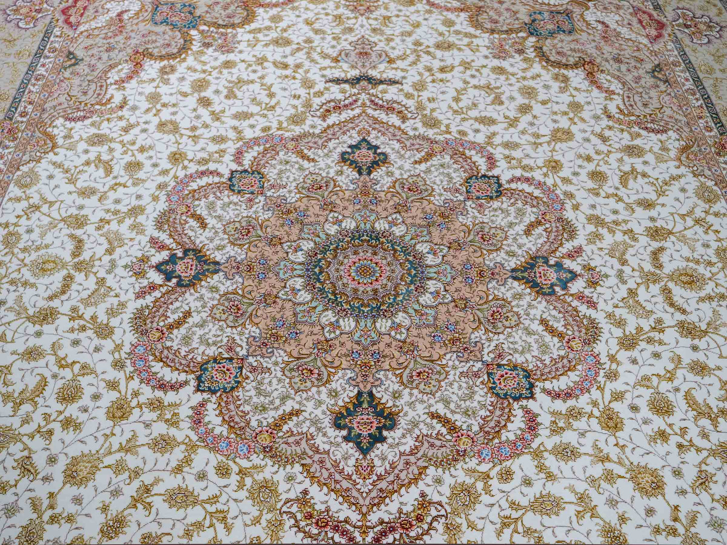 Sehr feiner, handgeknüpfter Khademi Orientteppich mit Täbriz Design aus Wolle mit Seide, creme, gold. 354x258 cm. Vertrieb durch Jupiter Intl.