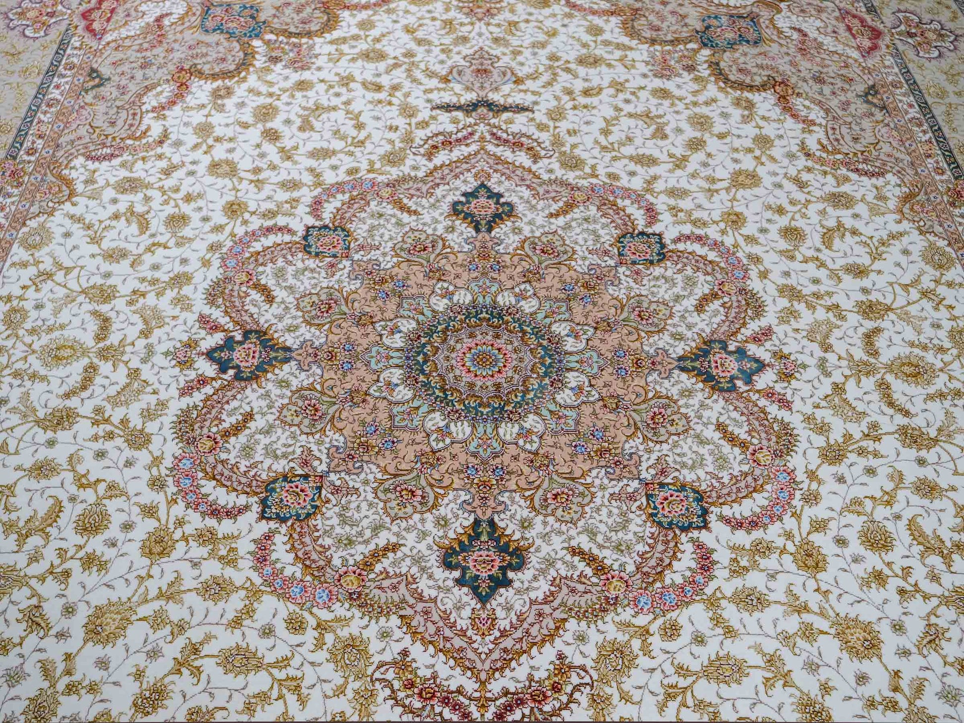 Sehr feiner, handgeknüpfter Khademi Orientteppich mit Täbriz Design aus Wolle mit Seide, creme, gold. 354x258 cm. Vertrieb durch Jupiter Intl.