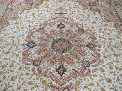 Sehr feiner, handgeknüpfter Khademi Orientteppich mit Täbriz Design aus Wolle mit Seide, creme, gold. 354x258 cm. Vertrieb durch Jupiter Intl.