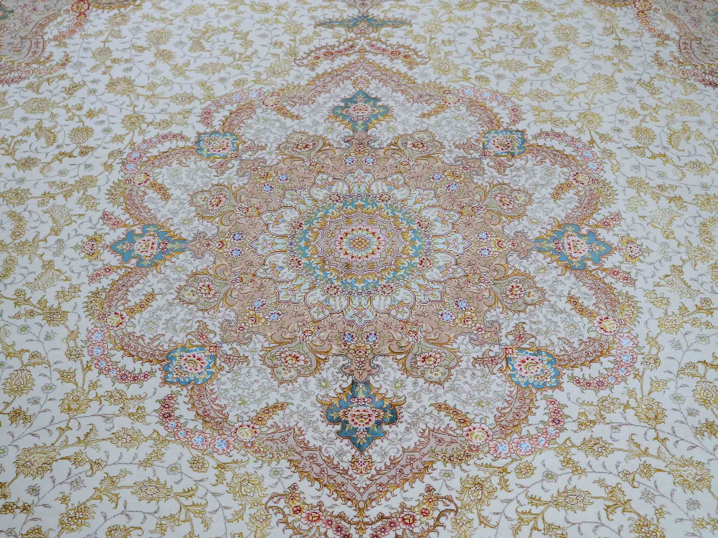 Sehr feiner, handgeknüpfter Khademi Orientteppich mit Täbriz Design aus Wolle mit Seide, creme, gold. 354x258 cm. Vertrieb durch Jupiter Intl.