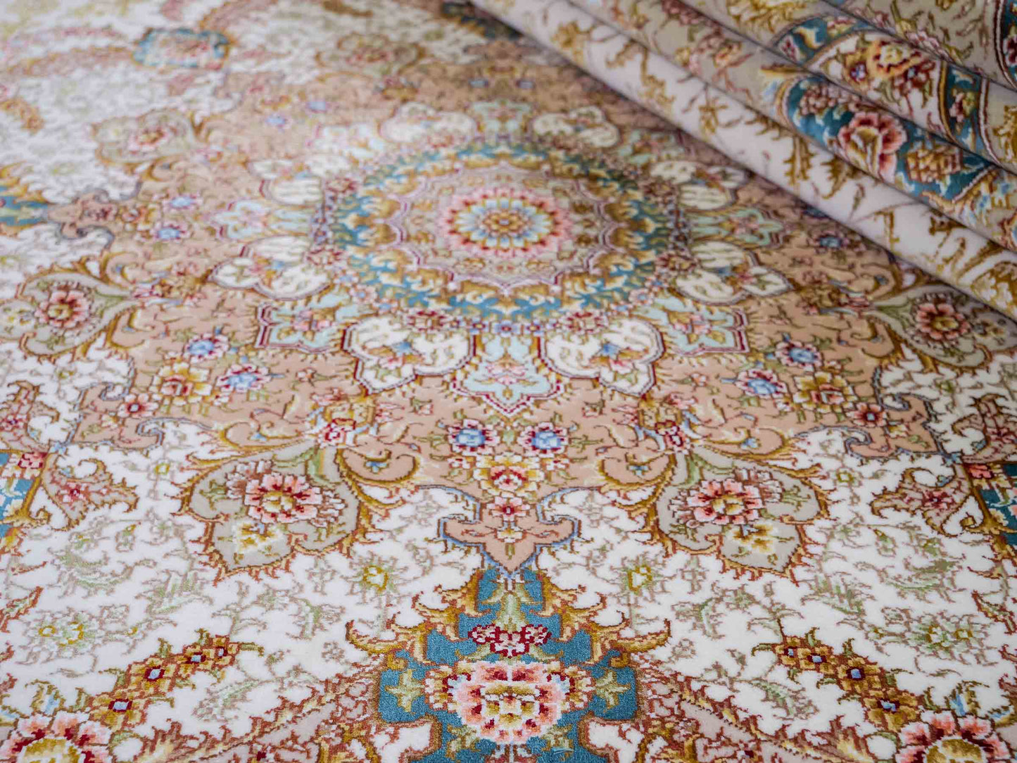 Sehr feiner, handgeknüpfter Khademi Orientteppich mit Täbriz Design aus Wolle mit Seide, creme, gold. 354x258 cm. Vertrieb durch Jupiter Intl.