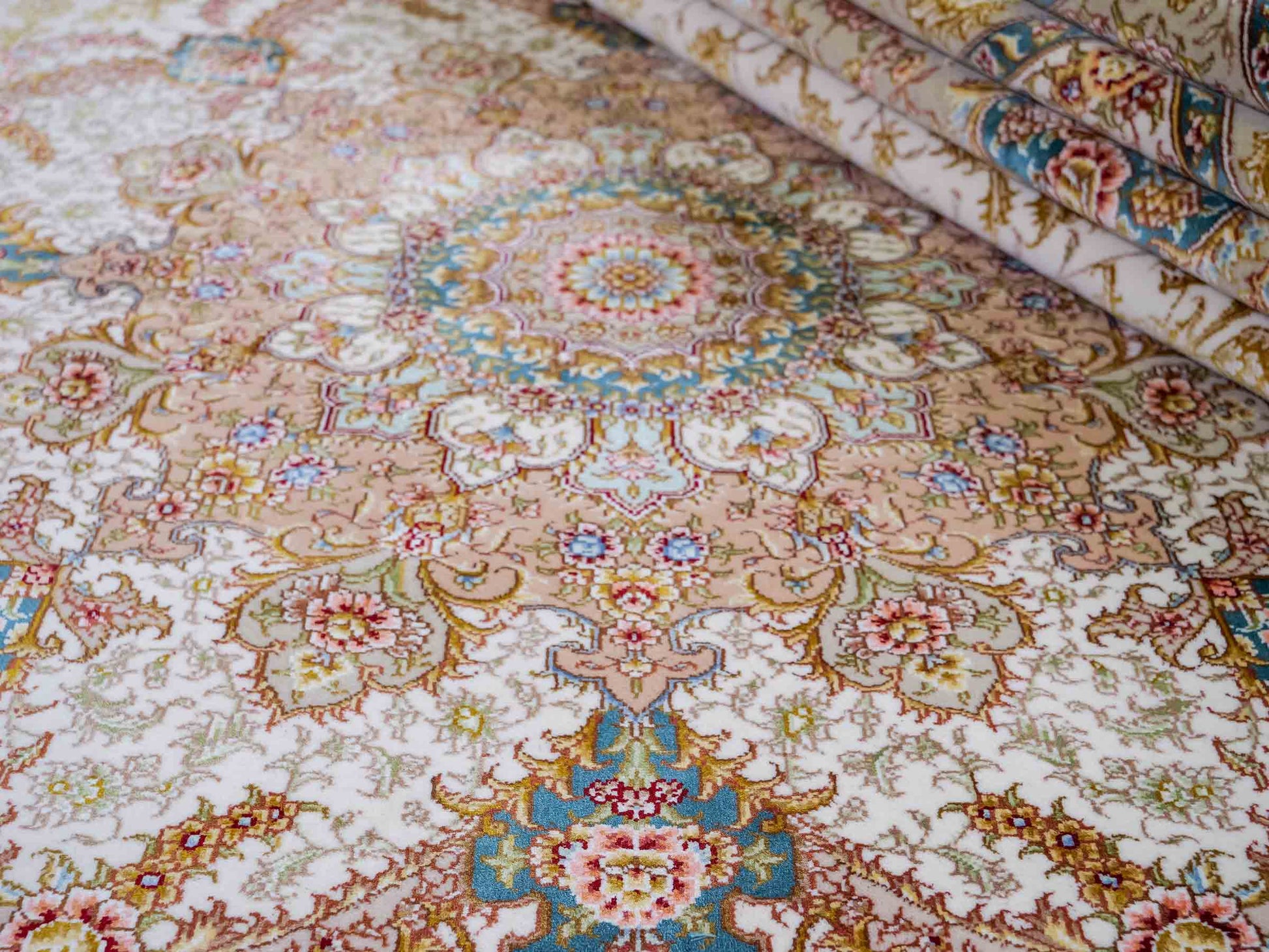 Sehr feiner, handgeknüpfter Khademi Orientteppich mit Täbriz Design aus Wolle mit Seide, creme, gold. 354x258 cm. Vertrieb durch Jupiter Intl.