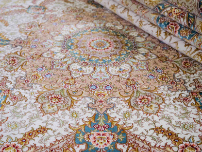 Sehr feiner, handgeknüpfter Khademi Orientteppich mit Täbriz Design aus Wolle mit Seide, creme, gold. 354x258 cm. Vertrieb durch Jupiter Intl.