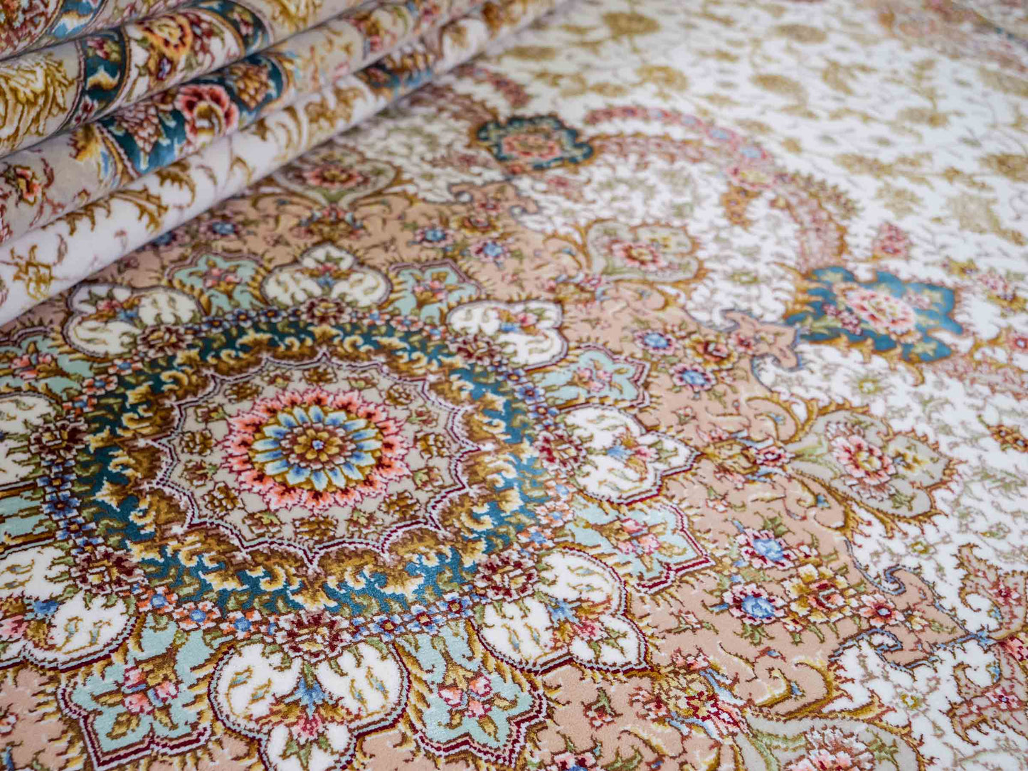 Sehr feiner, handgeknüpfter Khademi Orientteppich mit Täbriz Design aus Wolle mit Seide, creme, gold. 354x258 cm. Vertrieb durch Jupiter Intl.