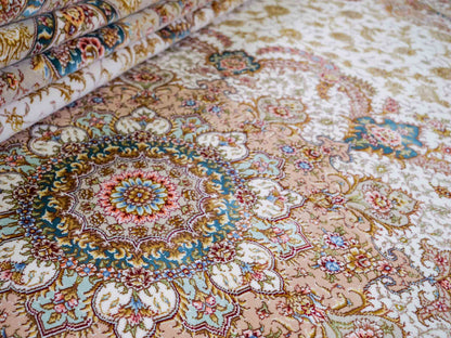 Sehr feiner, handgeknüpfter Khademi Orientteppich mit Täbriz Design aus Wolle mit Seide, creme, gold. 354x258 cm. Vertrieb durch Jupiter Intl.