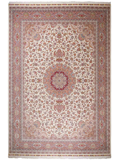 Sehr feiner, hangeknüpfter Khademi Orientteppich mit Täbriz Design aus Wolle mit Seide, creme, rosa. 356x258 cm. Vertrieb durch Jupiter Intl.