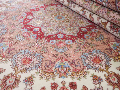 Sehr feiner, hangeknüpfter Khademi Orientteppich mit Täbriz Design aus Wolle mit Seide, creme, rosa. 356x258 cm. Vertrieb durch Jupiter Intl.