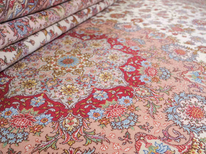 Sehr feiner, hangeknüpfter Khademi Orientteppich mit Täbriz Design aus Wolle mit Seide, creme, rosa. 356x258 cm. Vertrieb durch Jupiter Intl.