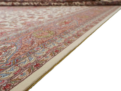 Sehr feiner, hangeknüpfter Khademi Orientteppich mit Täbriz Design aus Wolle mit Seide, creme, rosa. 356x258 cm. Vertrieb durch Jupiter Intl.