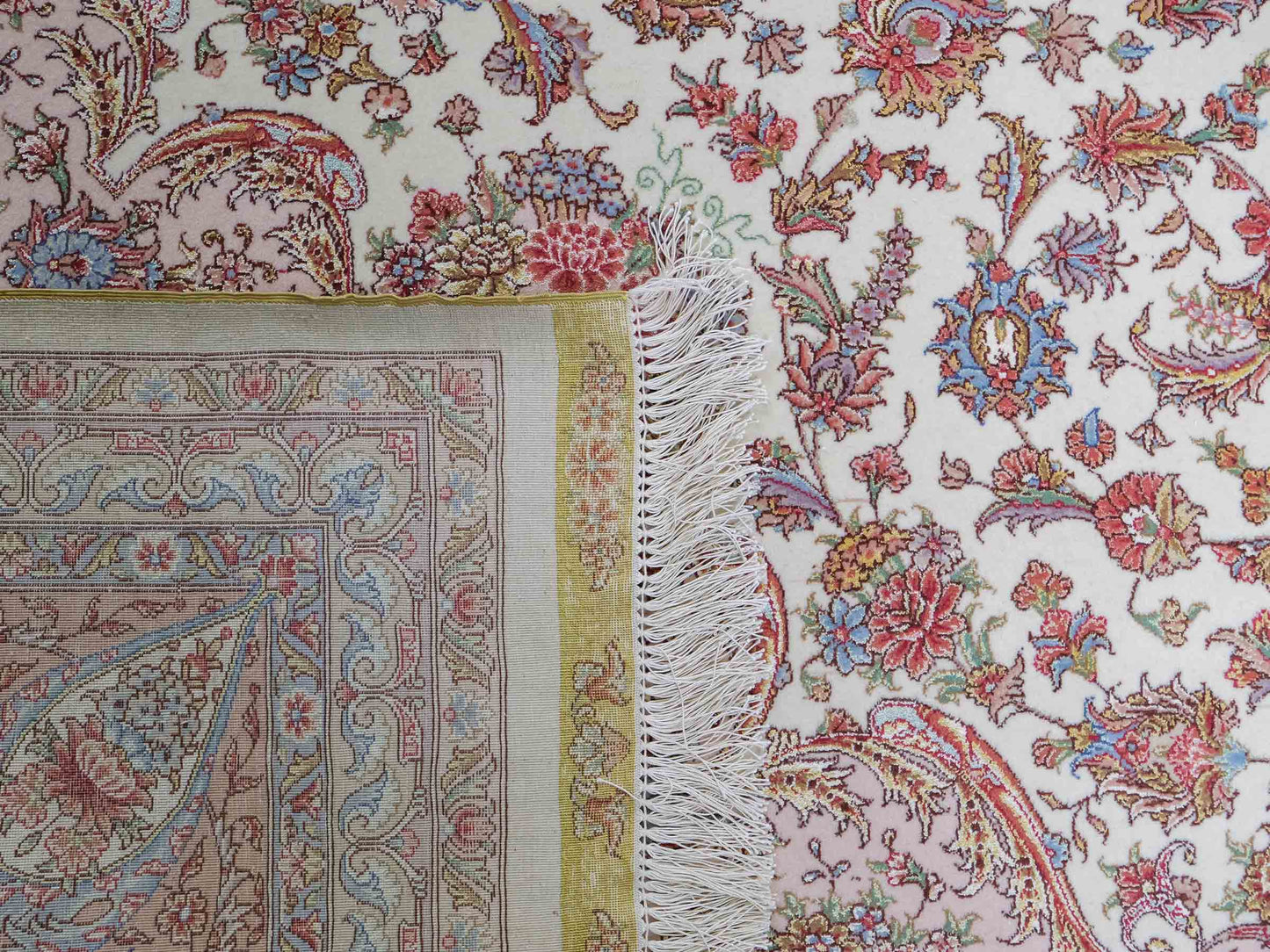 Sehr feiner, hangeknüpfter Khademi Orientteppich mit Täbriz Design aus Wolle mit Seide, creme, rosa. 356x258 cm. Vertrieb durch Jupiter Intl.