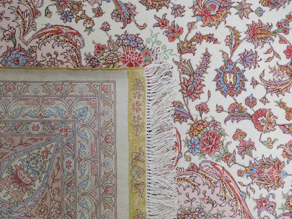 Sehr feiner, hangeknüpfter Khademi Orientteppich mit Täbriz Design aus Wolle mit Seide, creme, rosa. 356x258 cm. Vertrieb durch Jupiter Intl.