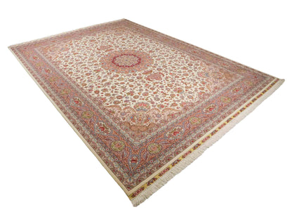 Sehr feiner, hangeknüpfter Khademi Orientteppich mit Täbriz Design aus Wolle mit Seide, creme, rosa. 356x258 cm. Vertrieb durch Jupiter Intl.