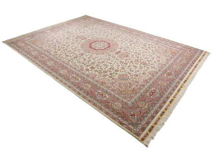 Sehr feiner, hangeknüpfter Khademi Orientteppich mit Täbriz Design aus Wolle mit Seide, creme, rosa. 356x258 cm. Vertrieb durch Jupiter Intl.