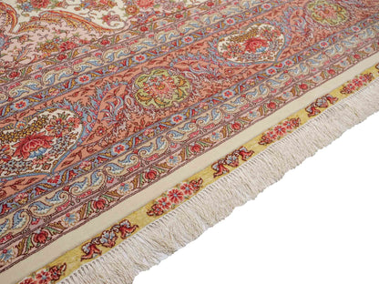 Sehr feiner, hangeknüpfter Khademi Orientteppich mit Täbriz Design aus Wolle mit Seide, creme, rosa. 356x258 cm. Vertrieb durch Jupiter Intl.