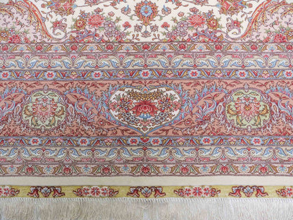 Sehr feiner, hangeknüpfter Khademi Orientteppich mit Täbriz Design aus Wolle mit Seide, creme, rosa. 356x258 cm. Vertrieb durch Jupiter Intl.