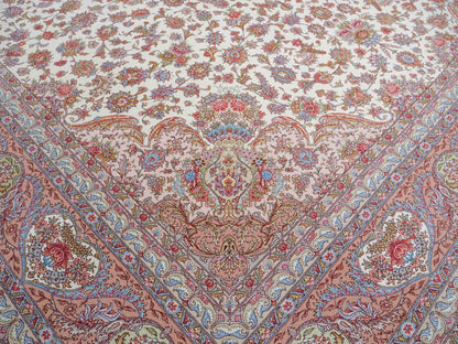 Sehr feiner, hangeknüpfter Khademi Orientteppich mit Täbriz Design aus Wolle mit Seide, creme, rosa. 356x258 cm. Vertrieb durch Jupiter Intl.