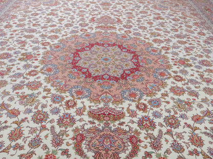 Sehr feiner, hangeknüpfter Khademi Orientteppich mit Täbriz Design aus Wolle mit Seide, creme, rosa. 356x258 cm. Vertrieb durch Jupiter Intl.