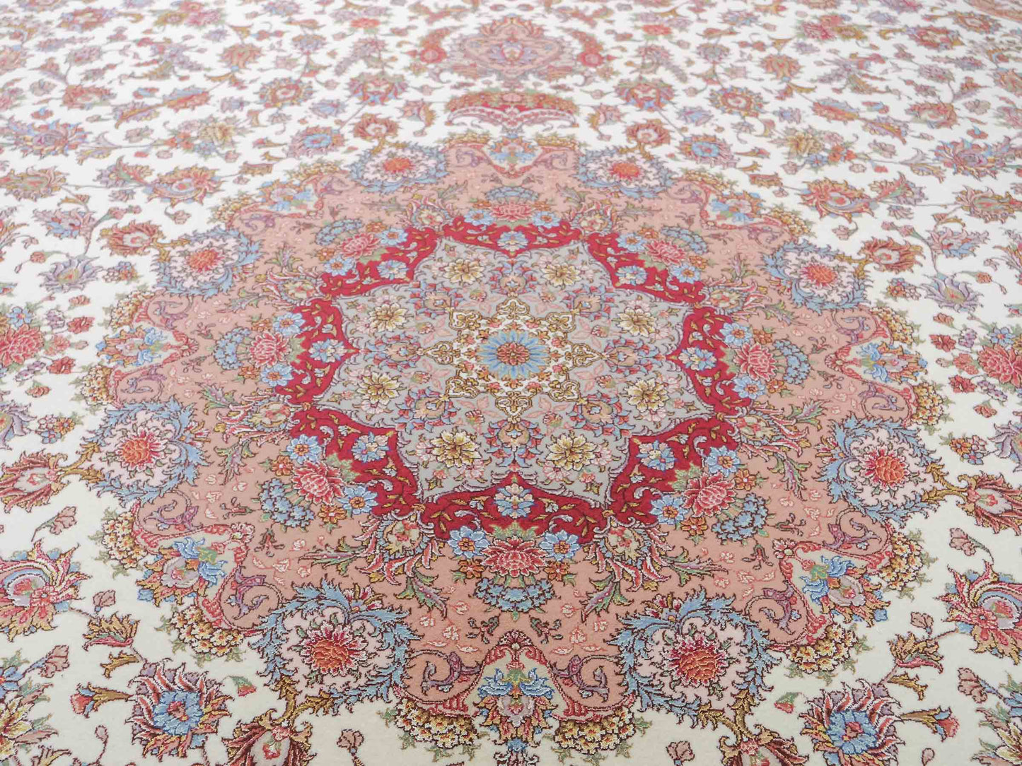 Sehr feiner, hangeknüpfter Khademi Orientteppich mit Täbriz Design aus Wolle mit Seide, creme, rosa. 356x258 cm. Vertrieb durch Jupiter Intl.