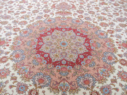 Sehr feiner, hangeknüpfter Khademi Orientteppich mit Täbriz Design aus Wolle mit Seide, creme, rosa. 356x258 cm. Vertrieb durch Jupiter Intl.