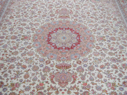 Sehr feiner, hangeknüpfter Khademi Orientteppich mit Täbriz Design aus Wolle mit Seide, creme, rosa. 356x258 cm. Vertrieb durch Jupiter Intl.