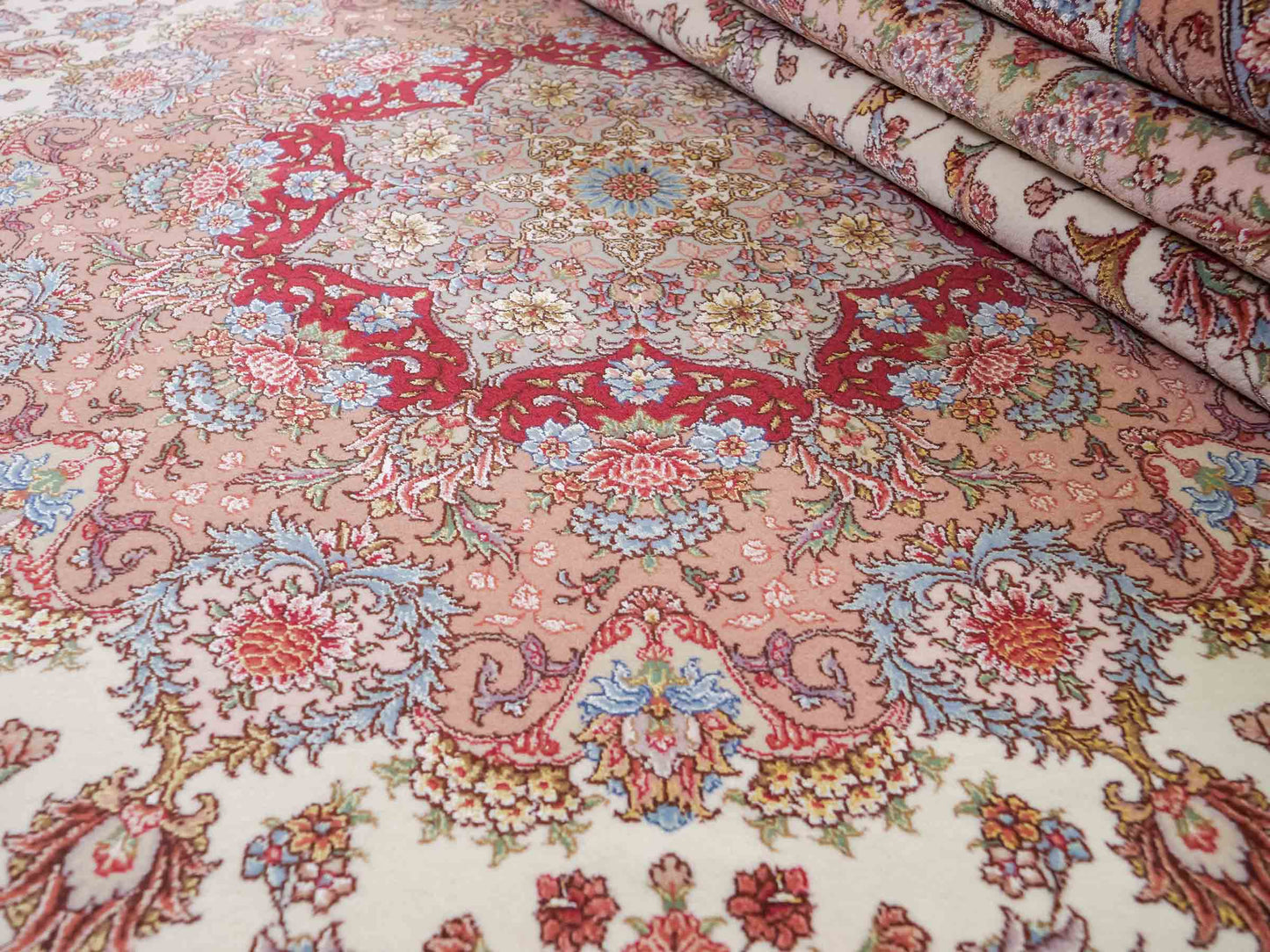 Sehr feiner, hangeknüpfter Khademi Orientteppich mit Täbriz Design aus Wolle mit Seide, creme, rosa. 356x258 cm. Vertrieb durch Jupiter Intl.