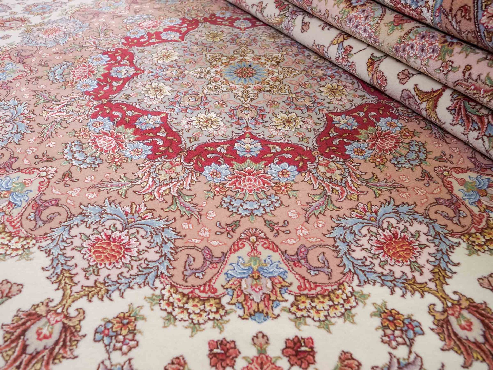 Sehr feiner, hangeknüpfter Khademi Orientteppich mit Täbriz Design aus Wolle mit Seide, creme, rosa. 356x258 cm. Vertrieb durch Jupiter Intl.