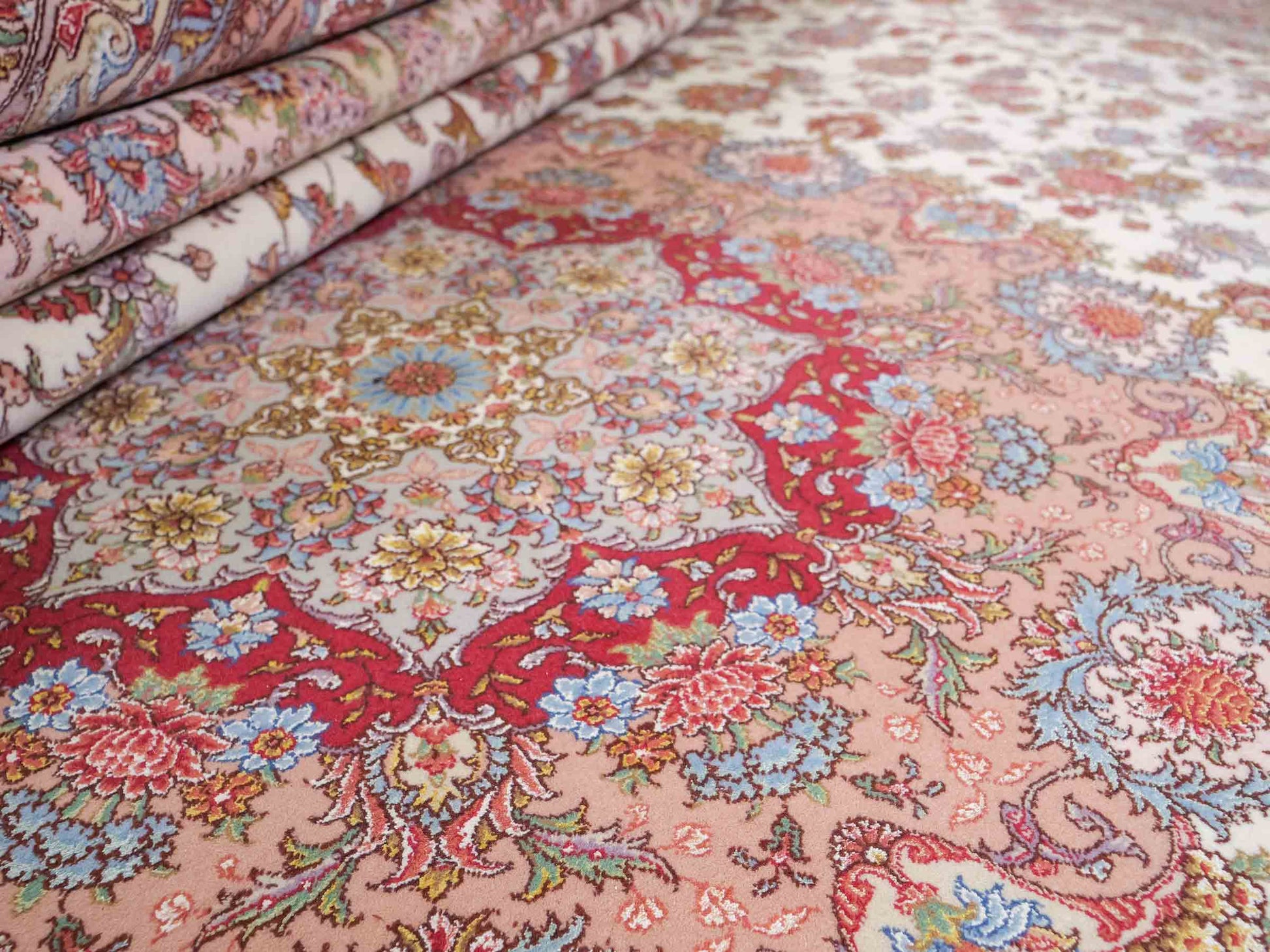Sehr feiner, hangeknüpfter Khademi Orientteppich mit Täbriz Design aus Wolle mit Seide, creme, rosa. 356x258 cm. Vertrieb durch Jupiter Intl.