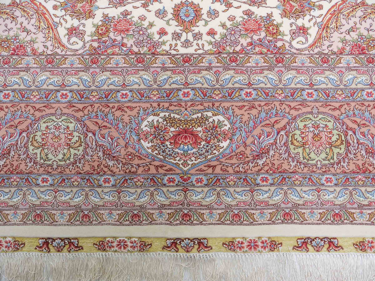Sehr feiner, hangeknüpfter Khademi Orientteppich mit Täbriz Design aus Wolle mit Seide, creme, rosa. 356x258 cm. Vertrieb durch Jupiter Intl.