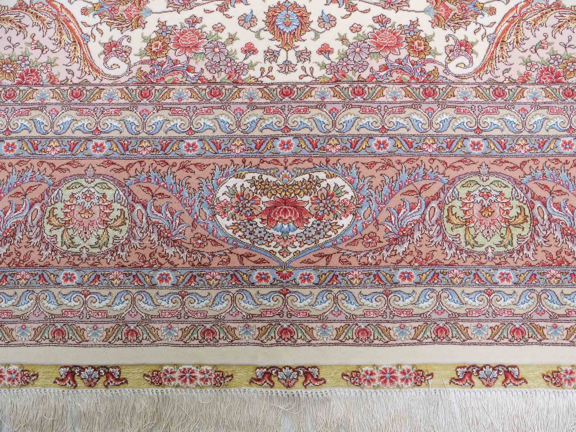 Sehr feiner, hangeknüpfter Khademi Orientteppich mit Täbriz Design aus Wolle mit Seide, creme, rosa. 356x258 cm. Vertrieb durch Jupiter Intl.