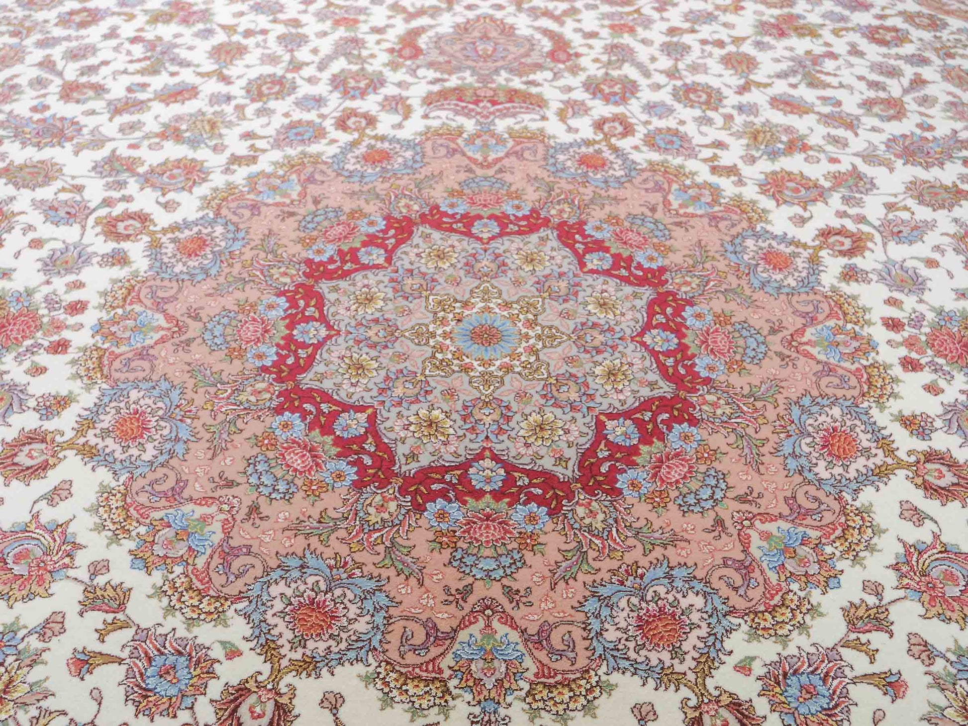 Sehr feiner, hangeknüpfter Khademi Orientteppich mit Täbriz Design aus Wolle mit Seide, creme, rosa. 356x258 cm. Vertrieb durch Jupiter Intl.