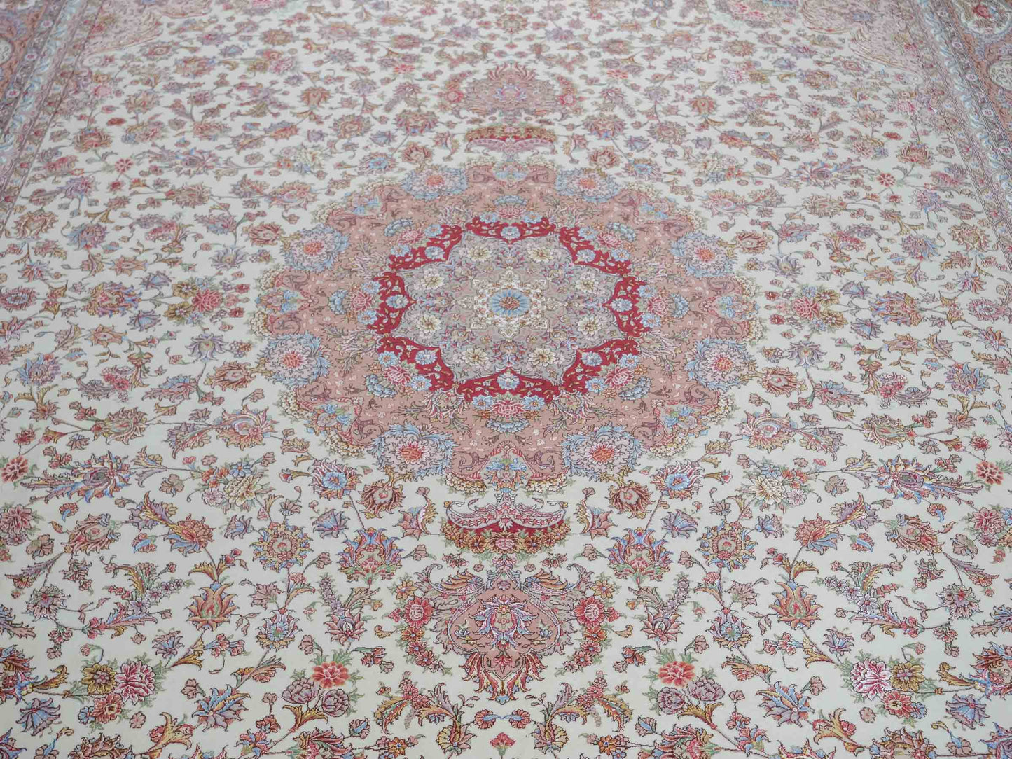 Sehr feiner, hangeknüpfter Khademi Orientteppich mit Täbriz Design aus Wolle mit Seide, creme, rosa. 356x258 cm. Vertrieb durch Jupiter Intl.