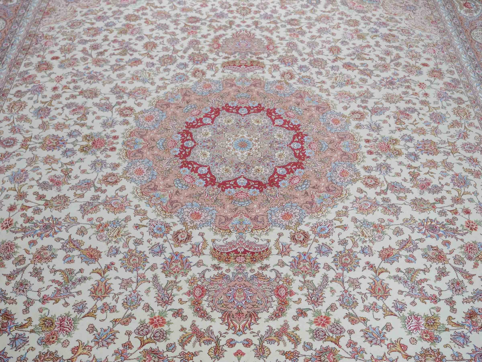 Sehr feiner, hangeknüpfter Khademi Orientteppich mit Täbriz Design aus Wolle mit Seide, creme, rosa. 356x258 cm. Vertrieb durch Jupiter Intl.