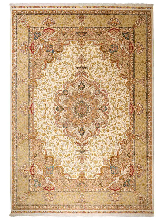 Sehr feiner, hangeknüpfter Khademi Orientteppich mit Täbriz Design aus Wolle mit Seide, creme, beige, gold. 358x258 cm. Vertrieb durch Jupiter Intl.