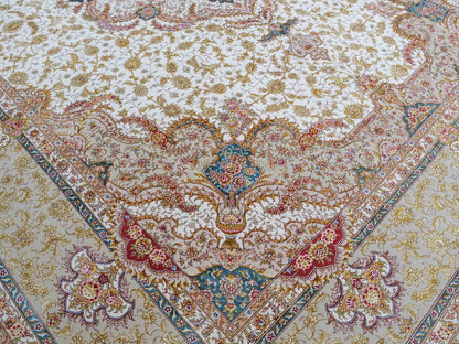Sehr feiner, hangeknüpfter Khademi Orientteppich mit Täbriz Design aus Wolle mit Seide, creme, beige, gold. 358x258 cm. 358x258 cm. Vertrieb durch Jupiter Intl.