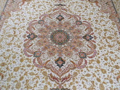 Sehr feiner, hangeknüpfter Khademi Orientteppich mit Täbriz Design aus Wolle mit Seide, creme, beige, gold. 358x258 cm. 358x258 cm. Vertrieb durch Jupiter Intl.
