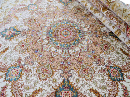 Sehr feiner, hangeknüpfter Khademi Orientteppich mit Täbriz Design aus Wolle mit Seide, creme, beige, gold. 358x258 cm. 358x258 cm. Vertrieb durch Jupiter Intl.